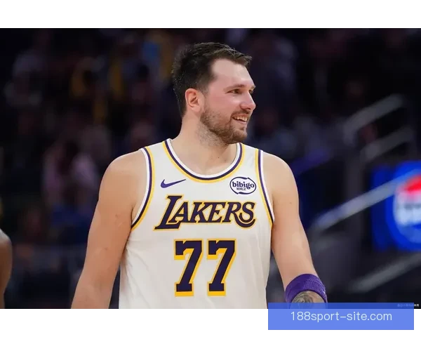 海斯谈防守责任与东契奇复出挑战 强调禁区防守与避免再次吃T